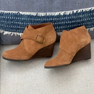 Size 9 Lucky Brand Sumarah suede wedge booties
